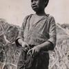 Niño indígena con arco.